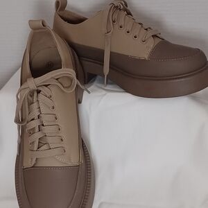 Tulipano Taupe/Mocha Oxford Lace Up Platform Shoes. Womens Size 39. US 8